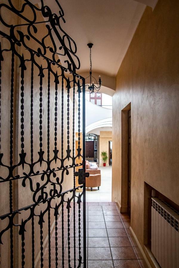 Gosciniec Asticus Bed & Breakfast Jaroslaw Ngoại thất bức ảnh